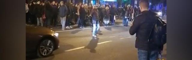 ANTIVAKSERI VREĐAJU OSEĆANJA JEVREJA! Poverenica osudila skandalozna obeležja na protestima