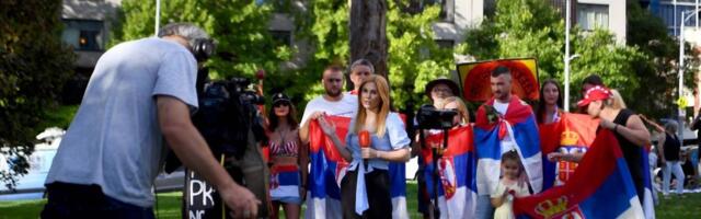 Protest ispred Đokovićevog hotela u Melburnu - naši navijači su stigli da brane Novaka