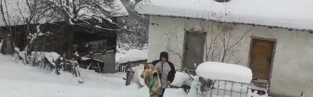 Евакуисан мушкарац из завејаног села Ерчеге, агонија и даље не престаје у Ивањици