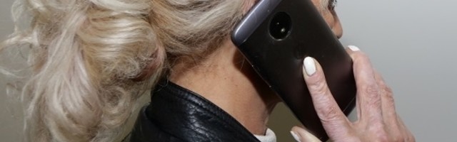 Uzima plavuša telefon, poziva, a sa druge strane...