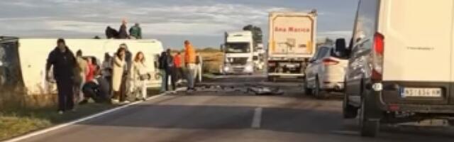 TRAGEDIJA! U UDESU ĐAČKOG AUTOBUSA I AUTOMOBILA IMA MRTVIH Horor scena na putu između Inđije i Novog Sada (FOTO/VIDEO)