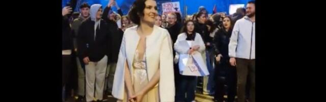 Mladi par odmah posle venčanja došao na blokadu: Mlada bacila bidermajer studentkinjama (VIDEO)