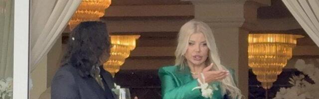 OVAJ DASA JOJ PRAVI DRUŠTVO: Evo s kim je uhvaćena  majka Tee Tairović na ćerkinom venčanju! (GALERIJA)