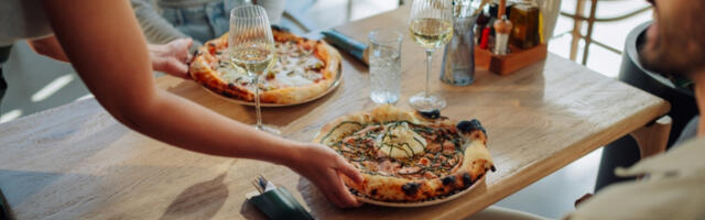 REKA POTOPILA PORODIČNI RESTORAN I UČINILA GA SVETSKI POZNATIM ZA SAMO 11 DANA: Gostima ribe plivaju oko nogu, zbog stola čekaju u redovima