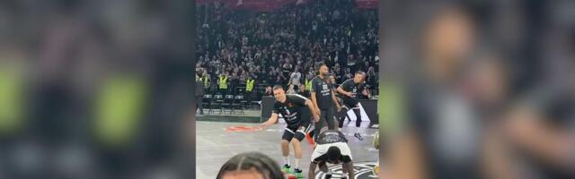 Košarkaši Partizana izašli na parket, navijači skandirali "Obradović Željko!"