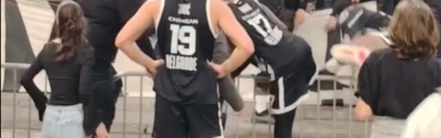 ŠOK Džons preskočio ogradu i zaleteo se na vođe Grobara (VIDEO)