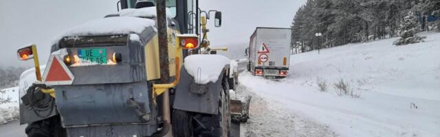 AMSS: Otežani uslovi vožnje zbog snežnih padavina, očekuje se pojačan saobraćaj popodne