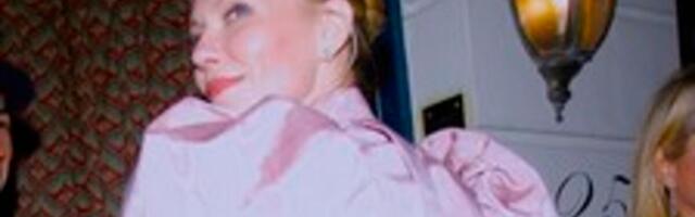 AU ŠTA JE SNAĐE! Pozirala sa mužem, pa joj se RASPALA SUKNJA! RUPA STIGLA DO GORNJEG DELA BUTKE