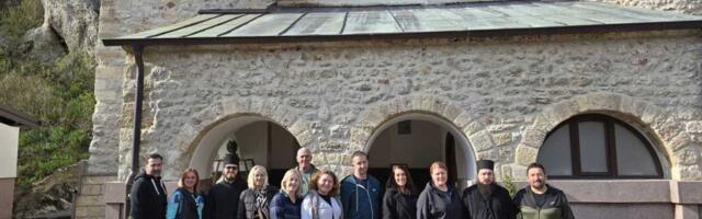 Sloga, rad, humanost: U porti i na imanju manastira Gornjak organizovana je zajednička akcija sadnje krompira za potrebe korisnika Zavoda "Male pčelice"