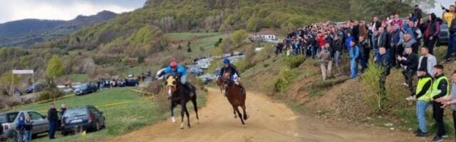 Živa tradicija Komaranske košije: Već 56 godina narod dolazi na Boretino brdo samo iz jednog razloga