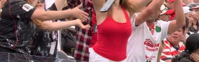 KAMERA UHVATILA NAJBIZARNIJI MOMENAT NA MUNDIJALU! Sekund nepažnje vatrene navijačice - usledila je scena o kojoj bruji svet!