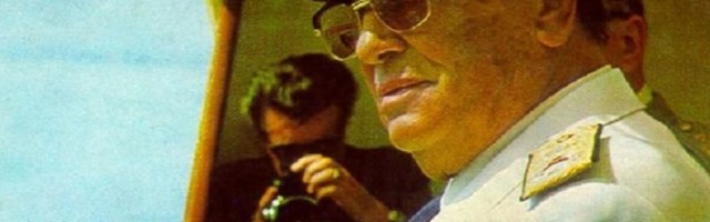 Umro Tito i otišao u raj gde je sreo svoju majku. Upita ga ona: "Jožo, sine, pa kako si mi živeo?"