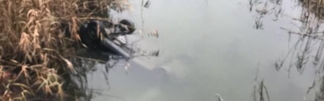 TRAGIČNA SMRT BRATA I SESTRE NA DUPLOJ KRIVINI! Autom krenuli preko livade da skrate put pa ZAVRŠILI U KANALU PUNOM VODE!