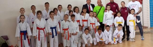 Dvanaest medalja za Karate klub Vranje u Vlasotincu