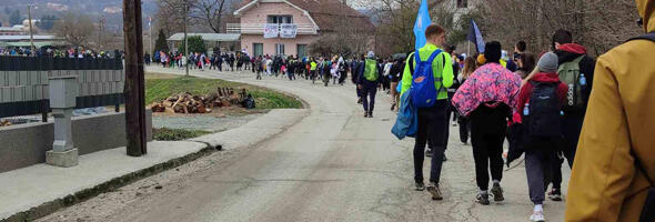 Kragujevački studenti sigurnim korakom ka Nišu: Cilj drugog dana pešačenja Kruševac