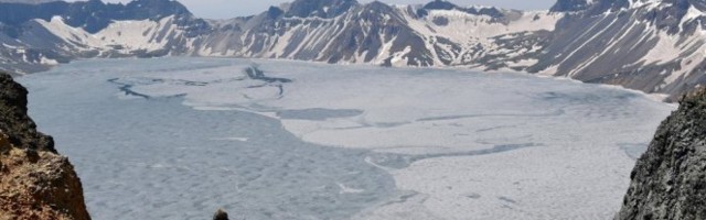 KINEZI ŠOKIRANI! OVO JE NJIHOVO ČUDOVIŠTE IZ LOH NESA Pogledajte kako je ogromni monstrum iznenada izronio iz Rajskog jezera (VIDEO)