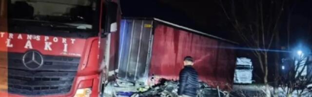 Direktan sudar kamiona i autobila: Od siline udarca završio pod prikolicom (FOTO)