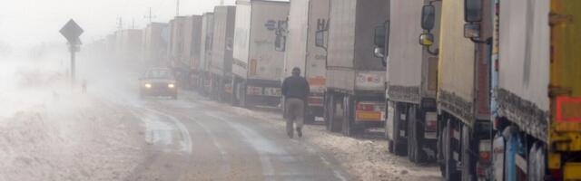 STRAŠNE GUŽVE NA GRANICAMA, VOZILA ČEKAJU U KILOMETARSKIM KOLONAMA PO MAGLI: Oglasio se AMSS, ima važan APEL!