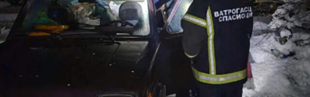 DRAMA KOD KLADOVA! Zaglavili se u snegu, izvlačili ih vatrogasci! (FOTO)