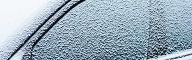 Vidite ih svakog dana na automobilima, a ne znate šta znače: Mali detalj na šoferšajbni ima važnu ulogu u vožnji