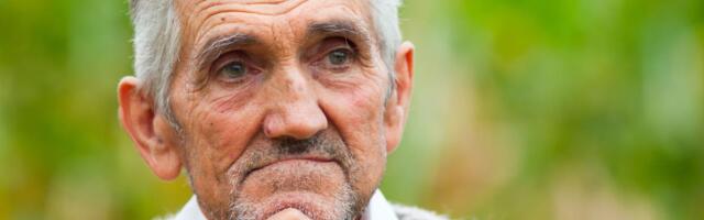 Na istoj klupi sedeo je sam svaki dan i čitao novine: A onda je gradu ostavio 600 hiljada evra i jednu neprocenjivost