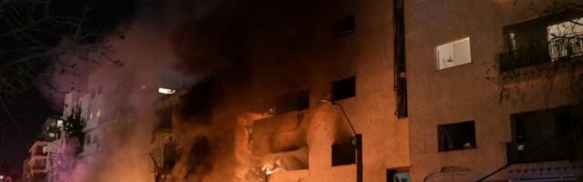 PAKISTANCI NAPALI AMERIČKI KONZULAT, IMA MRTVIH! Policija krenula palicama i suzavcem na DEMONSTRANTE! (VIDEO)