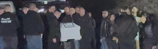 Telo Darkovog brata dovezli u porodičnu kući: Ljudi jecaju u dvorištu