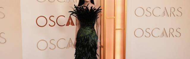 Demi Mur u haljini od perja: Glumica izgrmela na dodeli Oskara - kreacija koja se pamti (FOTO)
