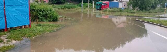 Kiša pada bez prestanka! Izlila se Zapadna Morava, jedna deonica puta zatvorena za saobraćaj
