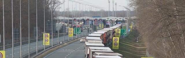 Na graničnom prelazu Batrovci teretna vozila čekaju na izlaz četiri sata