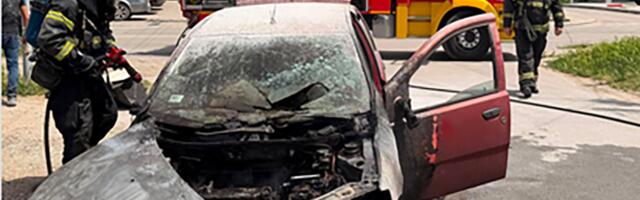 DRAMA U NOVOM SADU: Zapalio se "punto" u pokretu, plamen progutao automobil nasred ulice (FOTO)