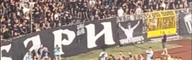 Igrači Partizana posle ubedljive pobede otrčali kod Grobara i zapevali dobro poznatu pesmu