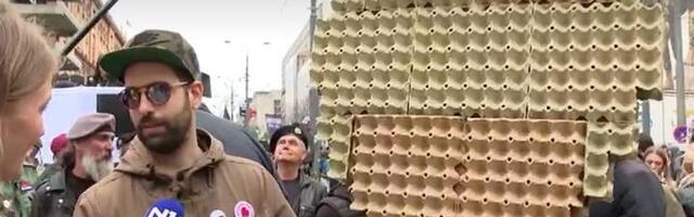 Pijanista na protest kod Generalštaba doneo "zvučni zid" (VIDEO)