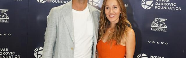 Ovako je izgledala Jelena kada se prvi put pojavila s Novakom u javnosti: Njen izgled su svi komentarisali (foto)