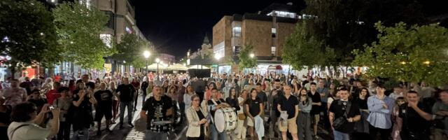 Građani se u Kragujevcu okupili na Trgu kod Krsta (VIDEO)
