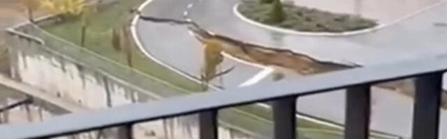 VIDEO Obrušen deo puta u Kragujevcu: Potporni zidovi nastavljaju da klize