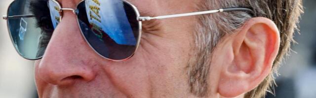 ŠTA SE DESILO MAKRONU? Pogledajte mu OKO nakon što je skinuo naočare! Vojnicima poručio: "Oprostite, molim vas..." (FOTO)