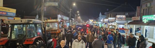Vozač kombija pokušao da probije blokadu kod Čačka: Povređen poljoprivrednik, prebačen u Klinički centar u Kragujevcu