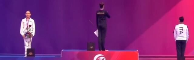 Svet bruji o skandalu Ruskinje: Pogledajte šta je uradila zbog zastave Ukrajine (VIDEO)