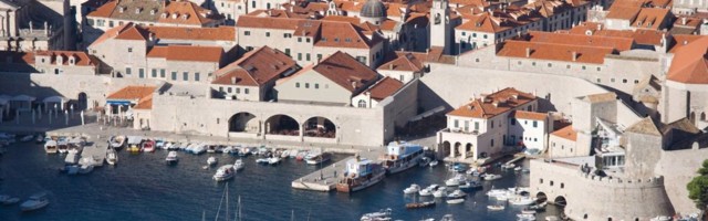 Ljudi se smeju liku koji letuje u Hrvatskoj jer se kupa sa rekvizitom koji mu za plažu ni u ludilu ne treba
