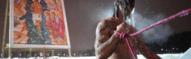 BOGOJAVLJENJE OD SIBIRA DO BEOGRADA: Evo gde se sve danas pliva u zaleđenim rekama i šta ovaj običaj predstavlja (FOTO)