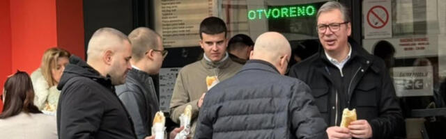 Vučić objavio fotografiju iz Novog Sada: “Jutarnji sendvič sa Milošem i njegovim sinovima”