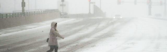 Ovakvu mećavu ni Rusi ne pamte: Vetar bukvalno NOSI LJUDE po ulici, udari su 40m/s, lete krovovi sa zgrada