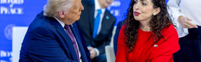 Vjosa Osmani kristal iz „Trepče“ htela da pokloni Trampu?