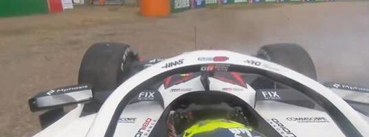 STRAVIČNA NESREĆA NA SUZUKI - Mladi vozač Formule 1 u punoj brzini izleteo sa staze i zakucao se u ogradu! Nije mogao da stoji na nogama! (VIDEO)