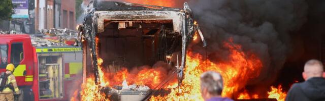 Nemiri u Belfastu posle kravavog napada: Zapaljen autobus, gore kontejneri, na ulici veliki broj ljudi