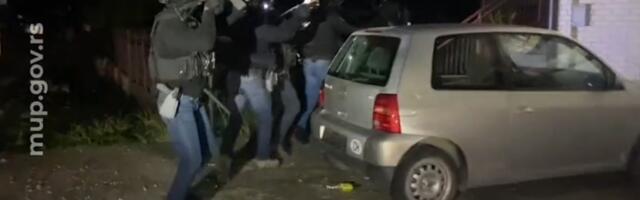 Puške na gotovs, vrata letele u komade: policija objavila snimak upada u Nišu