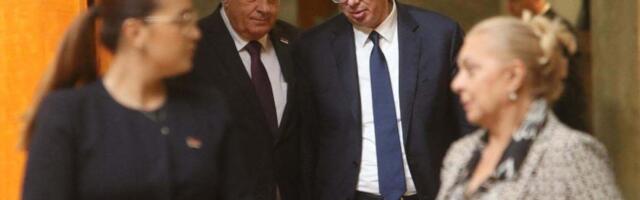 Da li Vučić istovremeno podržava i Dodika i Stanivukovića?