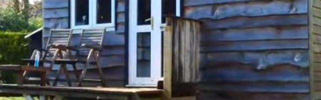 Momak je počeo od nule, i sam naravio sebi kuću! (VIDEO)