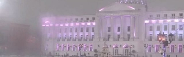 NEVREME NAPRAVILO HAOS U ZADRUZI! Kiša pljušti, vetar nosi GOVORNICU! /VIDEO/